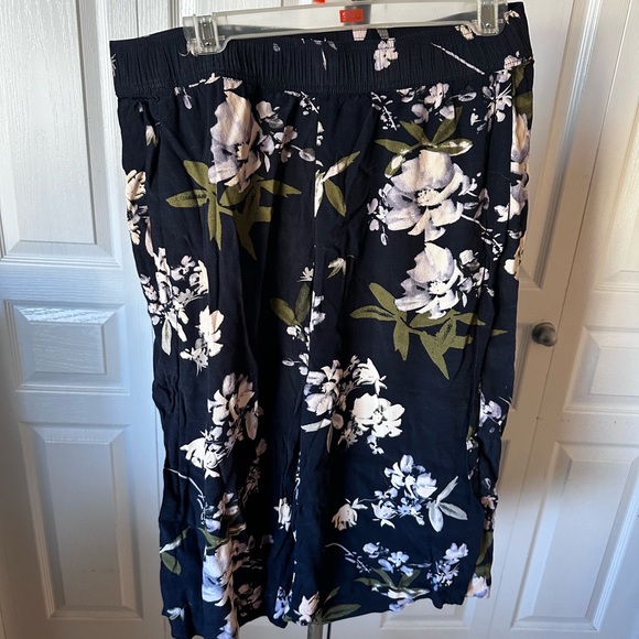 Le chateau elastic waistband cropped wide legged floral pants - Picture 2 of 5